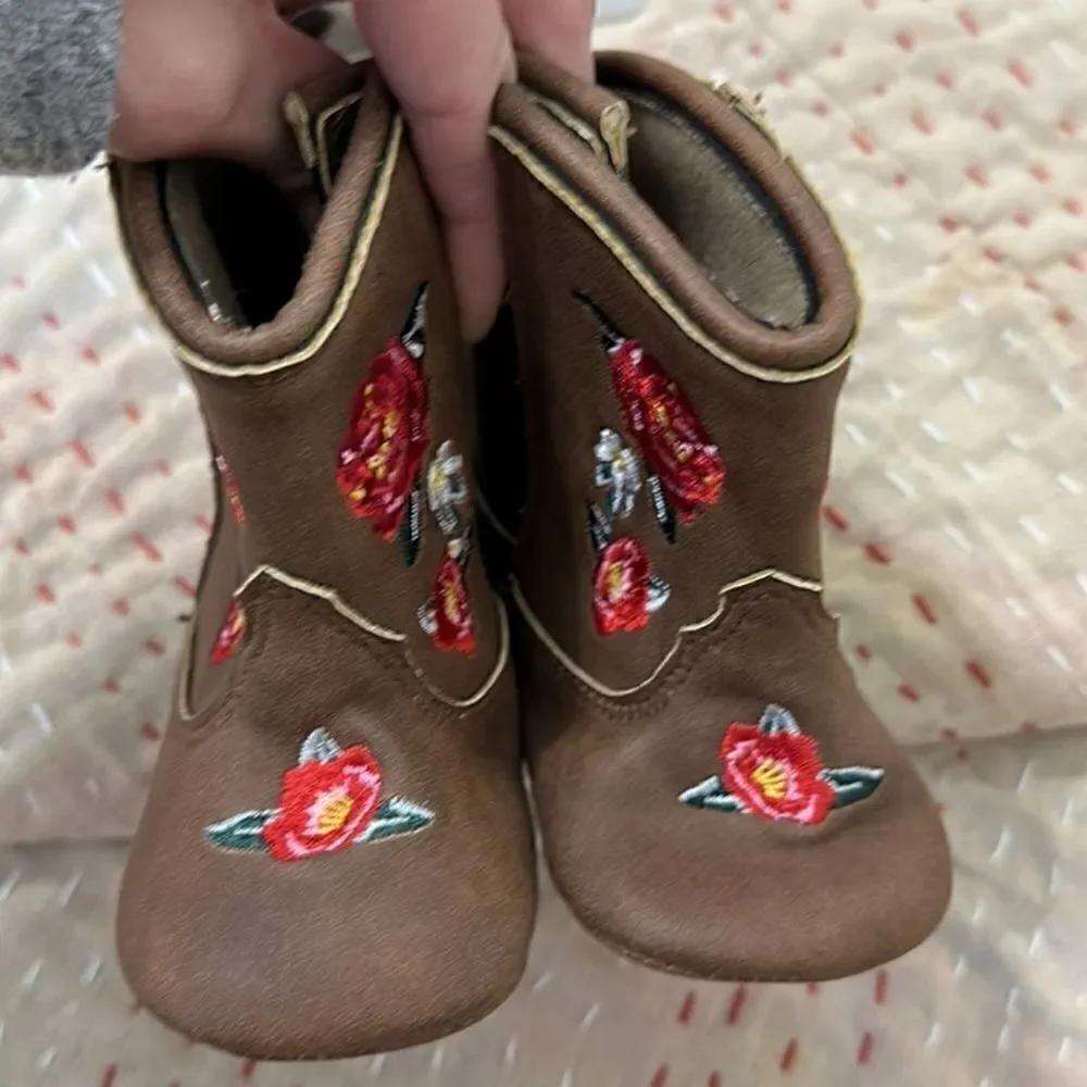 NWT Rising Star Floral Embroidered Faux Leather Boots Size 3 (9-12 Months)